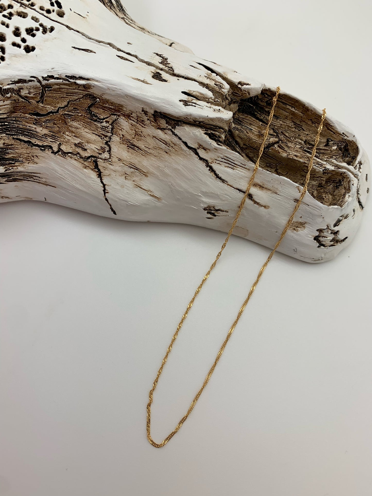 Simple gold twisted chain