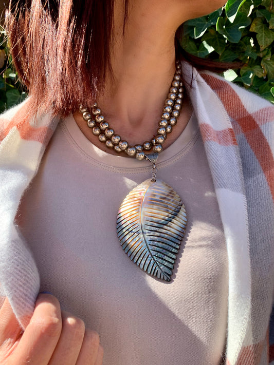 Glass pearl shell necklace